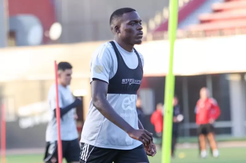 أبرزهم كامويش.. تعرف على غيابات الأهلي أمام سموحة 